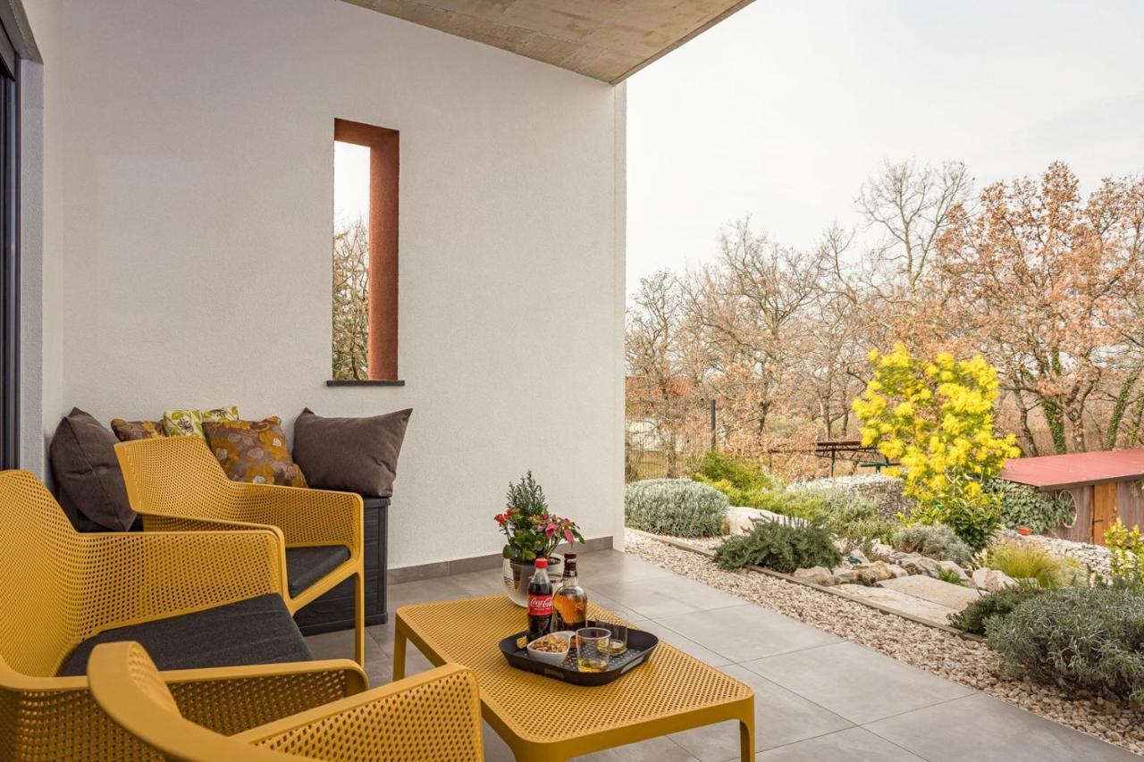 Apartments Bijou With Big Private Garden Near Umag Vilanija Exterior photo