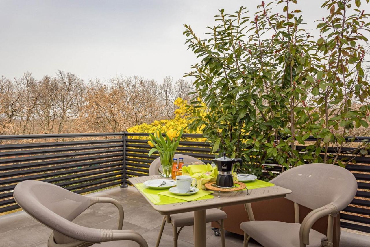 Apartments Bijou With Big Private Garden Near Umag Vilanija Exterior photo